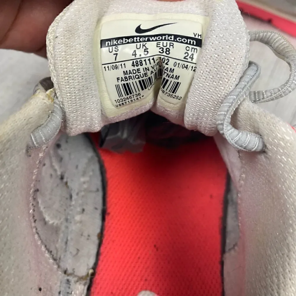Nike womens training total core shoes white w/silver accents & pink soles sz 7 - Picture 6 of 8